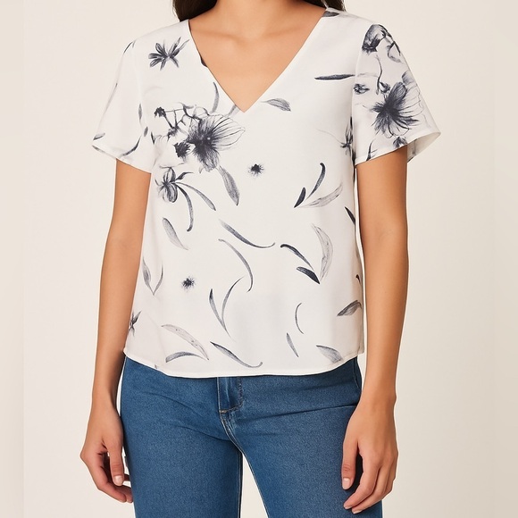Dynamite Tops - Dynamite White Floral V-Neck Blouse (XS)